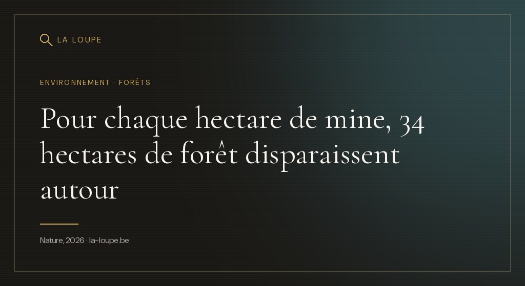Illustration : une vue aérienne stylisée d'une mine à ciel ouvert ocre entourée de forêt tropicale, avec des cercles concentriques dorés indiquant la propagation de la déforestation alentour
